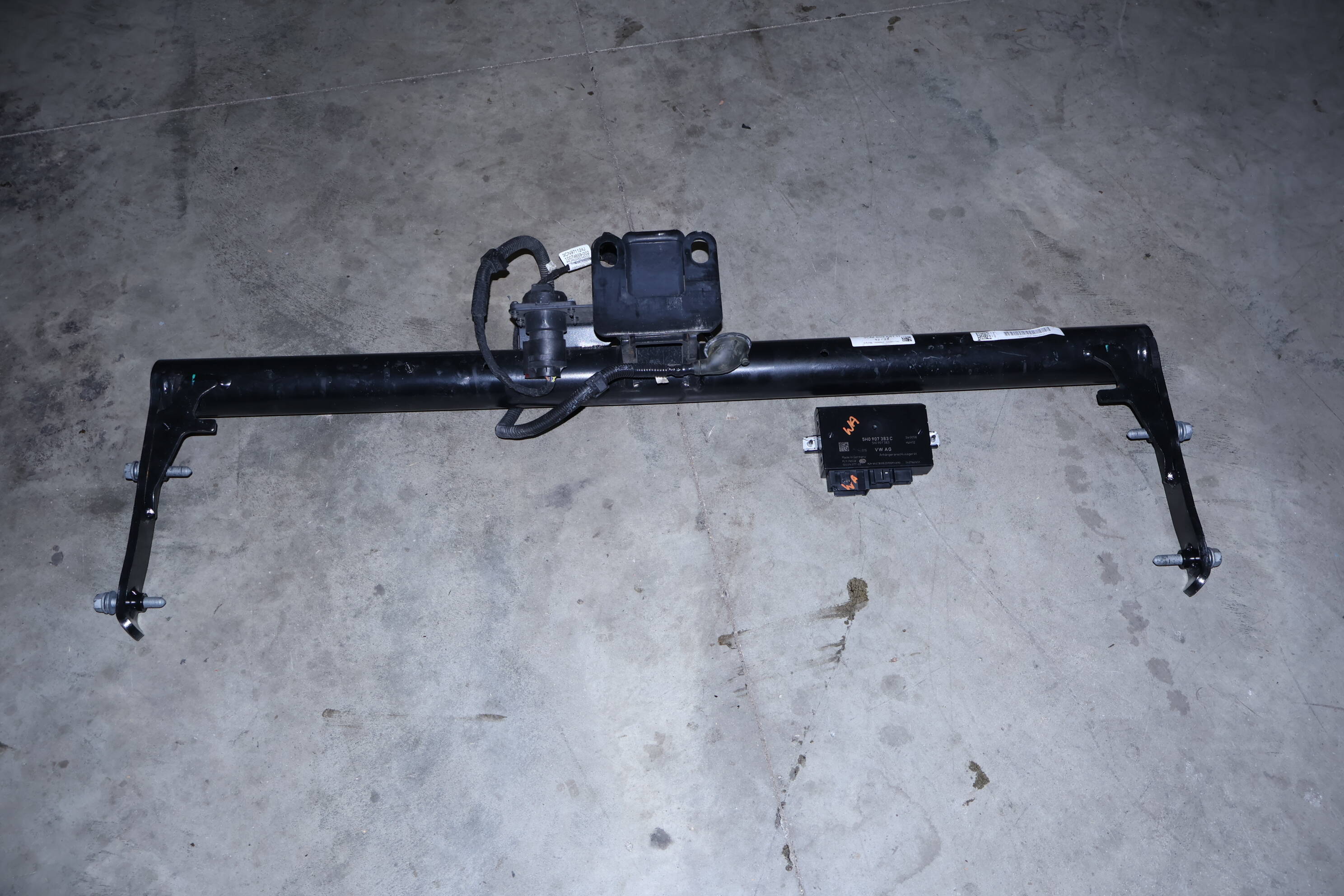 Bumper Reinforcement / Trailer Tow Hitch W/ Module 3CM803881H